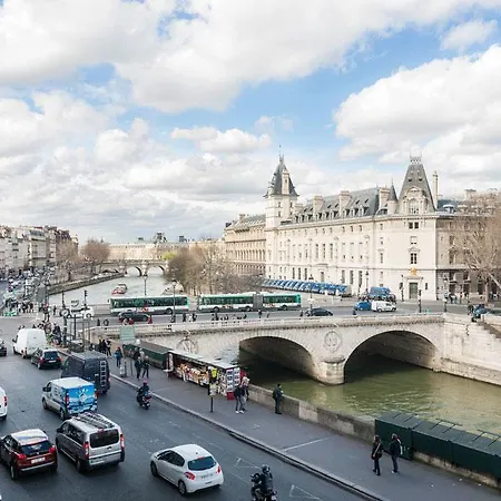 Two Bedroom Luxury Apartment - Balcony With View Of Notre Dame Paris Exterior photo